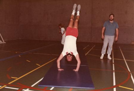 Upside-down-handspring-gymnastics